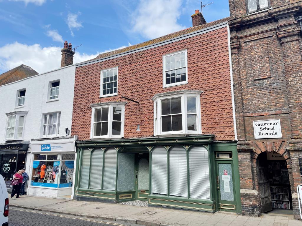 Lot: 9 - FORMER CAFÉ AND CARE FACILITY IN HIGH STREET - Shop with upper parts in High Street